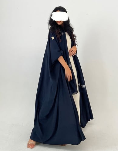 نص بشت كحلي مع طرحة مطرزة