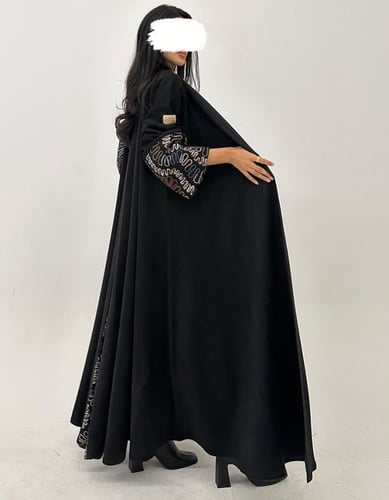 شامواه أسود كلوش مع جوخ مطرز كسرة من الخلف