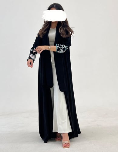 عباية كريب كلوش اكمام مطرزه الوان