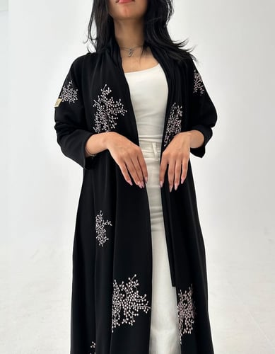 عباية كلوش كريب اسود فاحم مع تطريز ملون