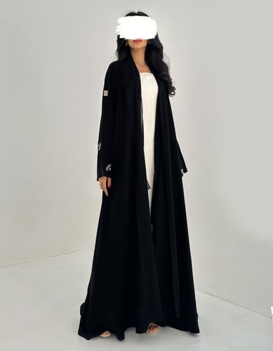 عباية سوداء أكمام مطرزه وكسره مطرزة كلوش