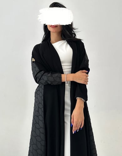 عباية كلوش أسود فاحم من الخلف تفته