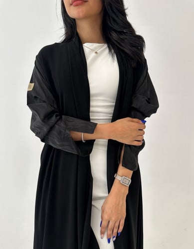 عباية كريب أسود أكمام حرير مخطط