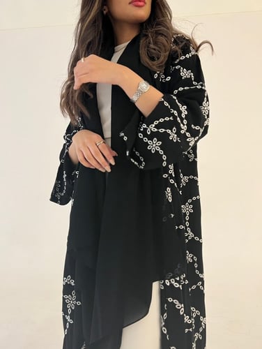 عباية نص كلوش مع تطريز ابيض