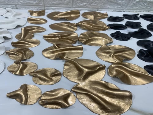 ديكور جدار 30 حبه ملونه ب٣ الوان