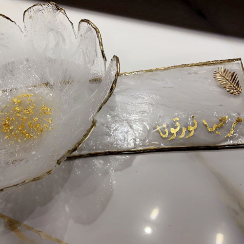 صينية مع قاعدة مستطيلة