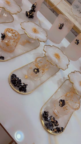 طقم بالابيض والذهبي مزين بالحجر الاسود ا