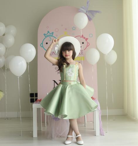 طقم تيور تفاحي بصدر مطرز