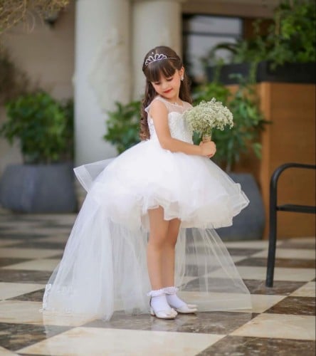 فستان ابيض دانتيل منفوش بذيل طويل