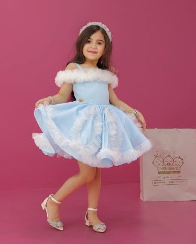 فستان سماوي مزين بالكشكش الابيض