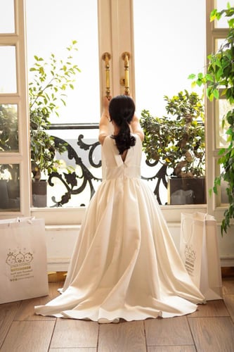 فستان طويل بياقه خلفيه