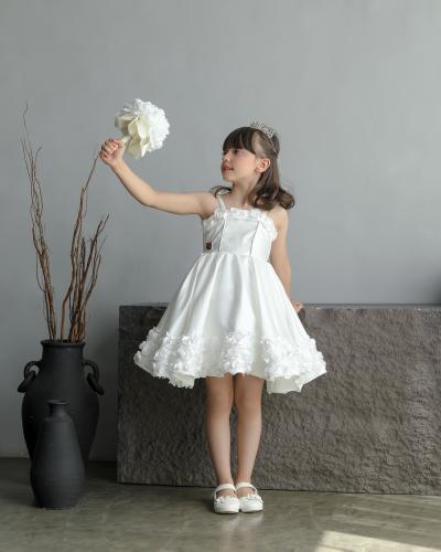 فستان ابيض بأطراف مورده