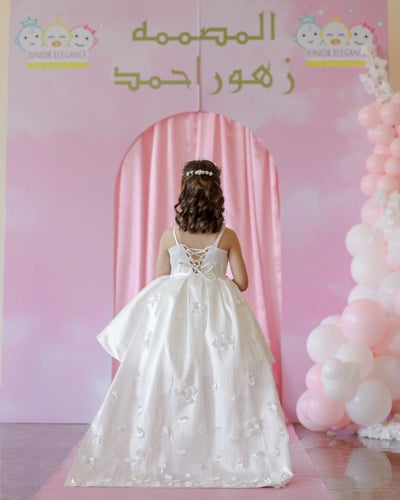 فستان ابيض بذيل مفصول ومزين بالورود