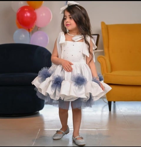 فستان ابيض بكشكش ازرق مع ربطات على الكتف