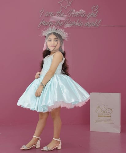 فستان سماوي حرير مزين بالريش والخرز