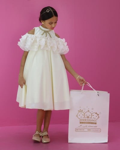 فستان سكري بفتحة كتف وطبقات ع الصدر