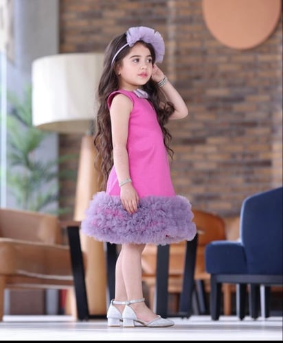 فستان وردي ناعم بأطراف كشكش موف