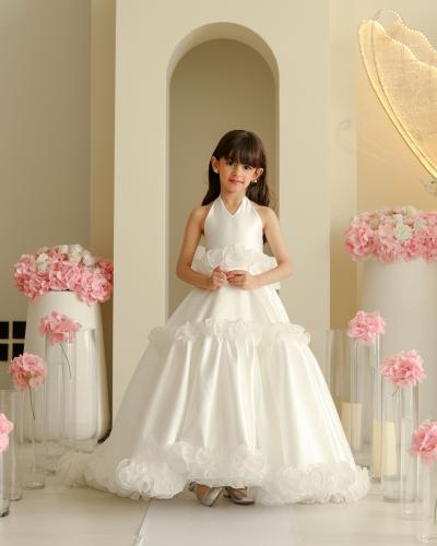 فستان طويل بأطراف كشكش رقيقه