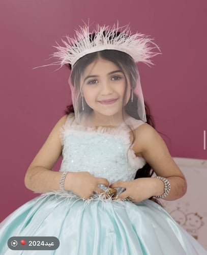 فستان سماوي حرير مزين بالريش والخرز