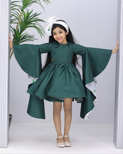 فستان زيتي بقصة اكمام طويله بقماش سيفين ونخله