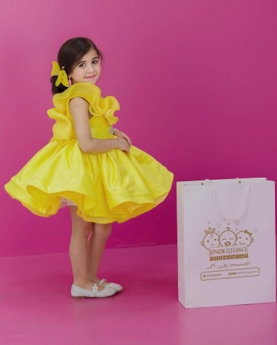 فستان اصفر منفوش