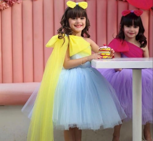 فستان سماوي بكتف فيونكه اصفر