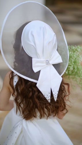 فستان ابيض ناعم