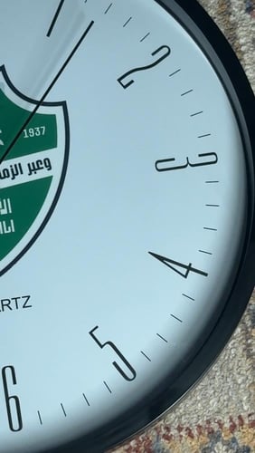 ساعة حائط بتصميم الأهلي
