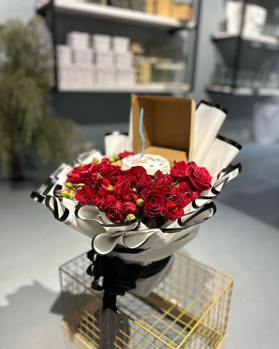 باقة ورد مع كيكه مقاس 4انش( يمكن تغير التنسيق)