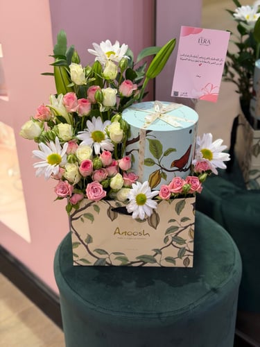 علبة شكولاته نص كيلو من أنوش مع تنسيق ورد بالكيس