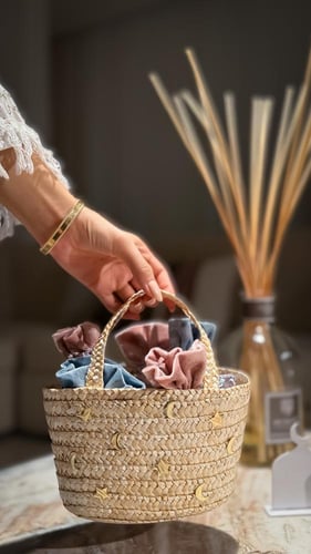 سلة هدايا رمضانيه تحتوي على 10 حبات