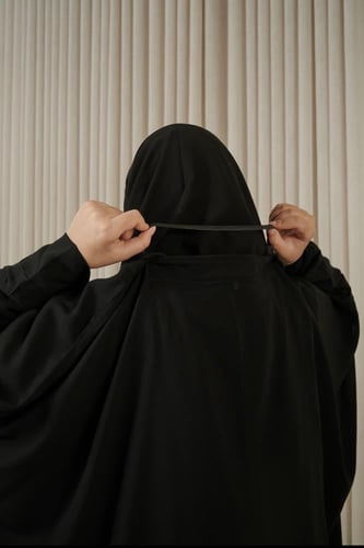 عباية رأس ساده بكم بشت مغلقه بالكامل (قماش الرزه)