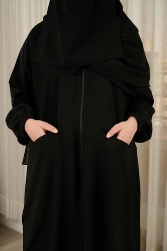 عباية العمره والدوام بسحاب إلى المنتصف وجيوب أمامي...
