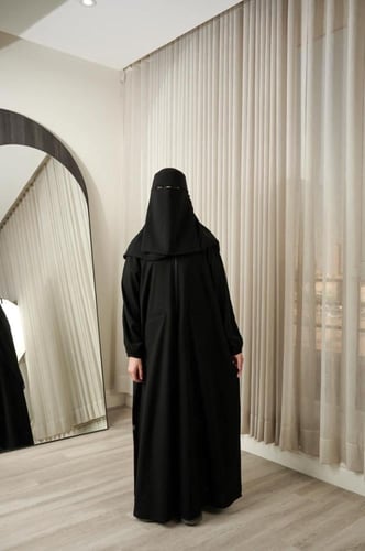 عباية العمره والدوام بسحاب إلى المنتصف وجيوب أمامي...