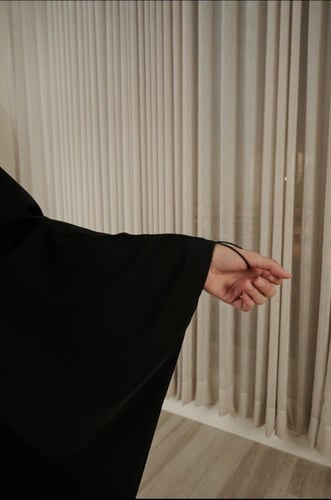 عباية رأس ساده بكم بشت مغلقه بالكامل (قماش الرزه)