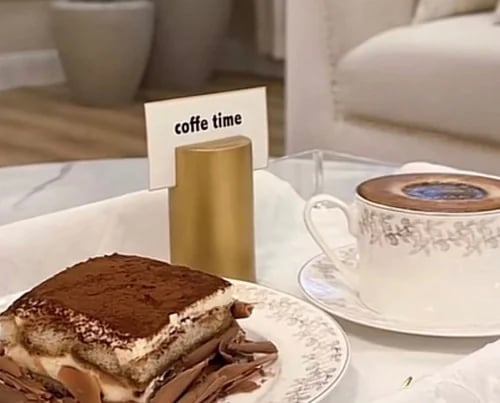 ستاند بطاقه ذهبي مطفي
