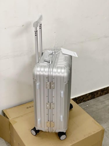 شنطة سفر rimowa carry on مقاس 40