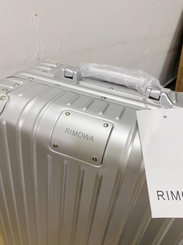 شنطة سفر rimowa carry on مقاس 40