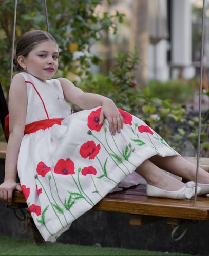 فستان ابيض بورود حمراء