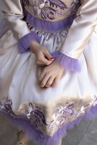 فستان فاخر بتطريز الليلك