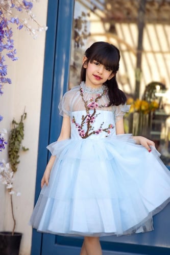 فستان أطفال سماوي بتطريز زهري