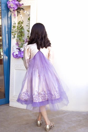 فستان فاخر بتطريز الليلك