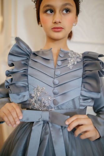 الفستان الرمادي الفخم