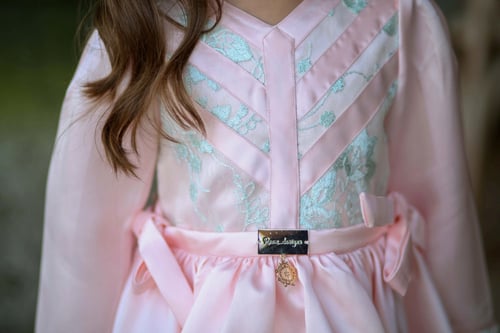 فستان وردي أنيق وفخم