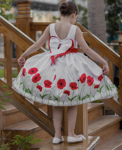 فستان ابيض بورود حمراء