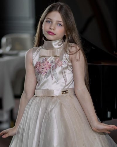 فستان مزين بفيونكات