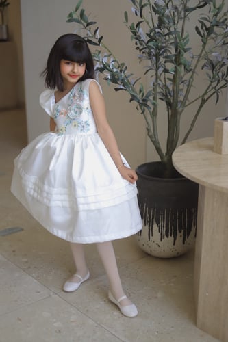 فستان ابيض بتطريز ملون