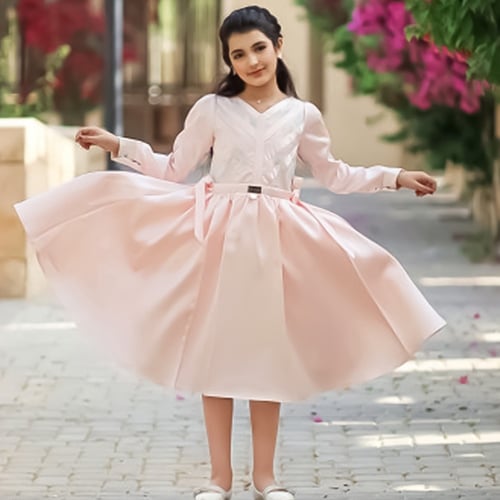 فستان وردي أنيق وفخم