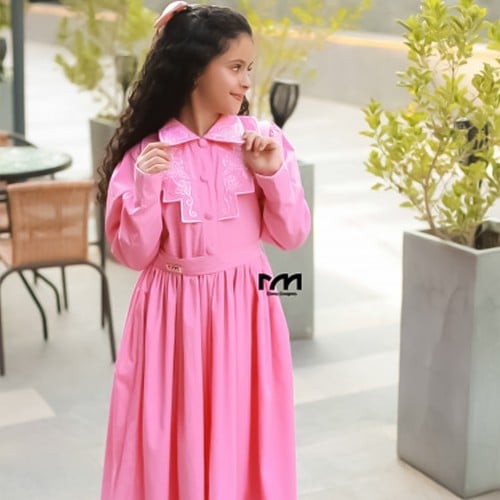 مريول ابتدائي وردي جذاب بتطريز ابيض