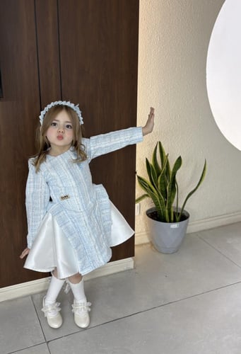 فستان تويد سماوي وابيض – أناقة أوروبية للأطفال